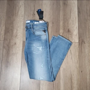 Replay Jeans Anbass - Säljer dessa feta slitna replay jeans i den populära modellen anbass!🤩Jeansen är helt nya med tags kvar⚡️ Storlek 32/32 men passar mindre. Hör av er vid frågor eller funderingar! Pris kan diskuteras vid en snabb och smidig affär! Nypris: ca 1600🙌