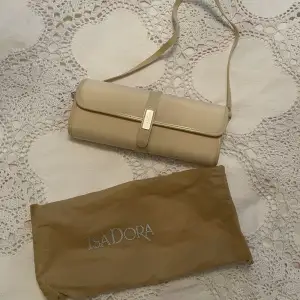 Beige väska från Isadora - Oanvänd (säljer denna åt min mormor) - Köparen står för frakten - Inga returer - Betalning via köp direkt 