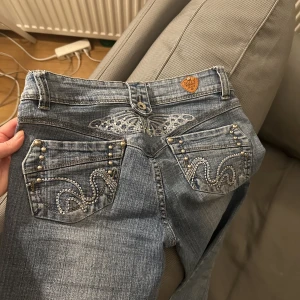 Lågmidjade jeans  - Aldrig  själv använt dem men vet inte hur mycket de blivit använda förut då jag köpt de  secondhand.  Några diamanter har trillat av på baksidan men inget märkvärdigt. Säljes pågrund av att de är för små för mig  (skulle själv klassa byxorna som en 36 ist