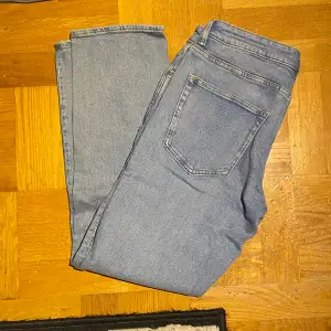 Säljer mina regular fit jeans då jag inte har användning för dem, toppen skick, skriv vid funderingar!