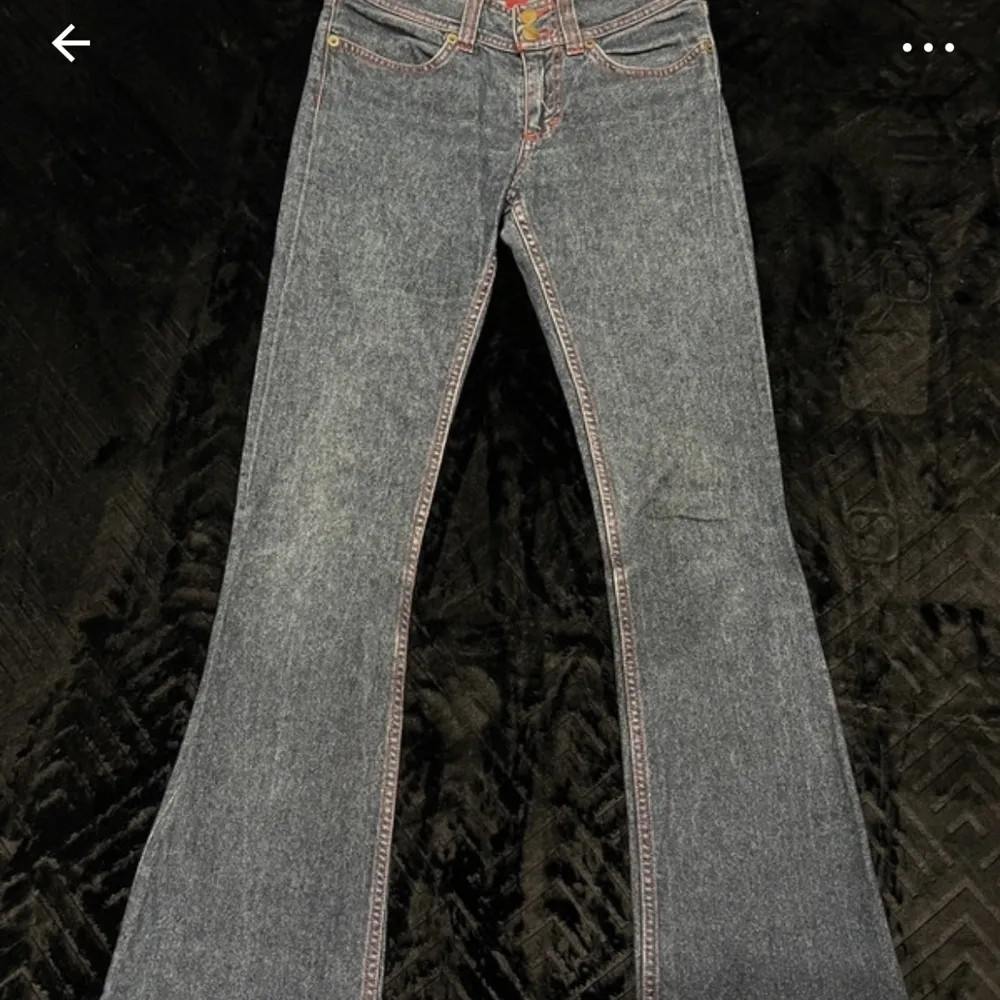 Skit snygga lågmidjade bootcut jeans i storlek 34/ xs. Knappt användna, de är tyvärr för små på mig. Hör av er vid fler frågor ❤️. Jeans & Byxor.
