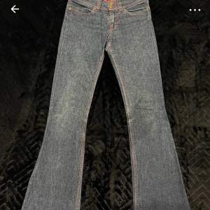 Skit snygga lågmidjade bootcut jeans i storlek 34/ xs. Knappt användna, de är tyvärr för små på mig. Hör av er vid fler frågor ❤️