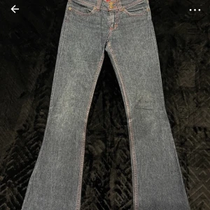 Lågmidjade jeans  - Skit snygga lågmidjade bootcut jeans i storlek 34/ xs. Knappt användna, de är tyvärr för små på mig. Hör av er vid fler frågor ❤️