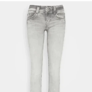 Pepe jeans - Pepe jeans strl 27/32, har klippt upp de för att göra de mer vida annars fint skick💕