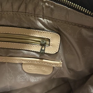 Michael Kors - MK väska köpt från zalando inte kommit till använding.