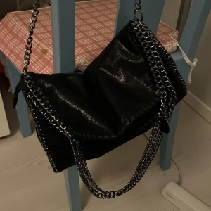 Stella McCartney väska  - Stella McCartney liknande väska 🥰 Säljer för att den inte kommer till användning längre. Pris kan diskuteras. Skriv för fler bilder 