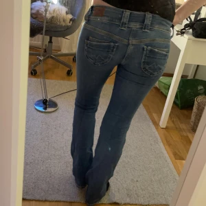 Pepe jeans  - Pepe jeans i modellen ”venus”. Raka o fina blåa jeans med låg midja. Stretchiga o sköna. Bra kvalitet och skick. Innerbenslängd 82 cm, midjemått 64 (men stretchiga). Skriv för fler bilder. Va tvungen att slå på budgivning pga så många intresserade. :)