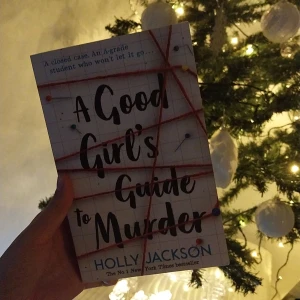A good girl's guide to murder - Läst klart denna bok, och jag är käärr!! Rekomderar definitivt. Kostade runt 160kr på akademibokhandeln. Den är i utmärkt skick! Skriv till mig vid frågor ❤️