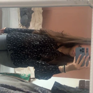 Blus med mönster - Säljer denna blus ifrån Stockholm lm då den inte kommer till användning. På andra bilden ser man lite tydligare vad för mönster och tyg det är. Hör av er vid frågor eller fler bilder!💓