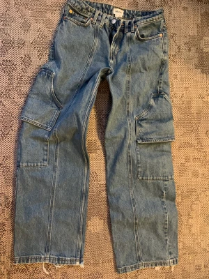 Weekday jeans - Cargo baggy, välsydda och välsittande  Lite slitning i fotkant annars väldigt fräscha o välbehållna 