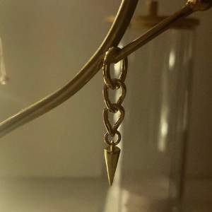 Säljer det här örhänget från Alvazessentials aldrig använt!! Obs endast ett örhänge!💘