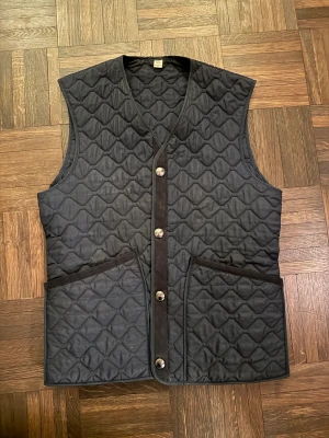 Burberry väst - Väst. Passar bra under t.ex  kavaj. Smal passform 