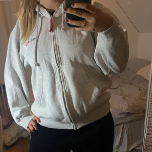 Hoddie - Så fin och mysig hoddie med marinblå insida i luvan. Den är lite nopprig men inget som syns därav priset. Tveka inte att ställa frågor!💕