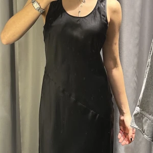 OANVÄND arket klänning  - Helt oanvänd maxi klänning från Arket i silke. Lappen fortfarande kvar. Nypris 1390kr