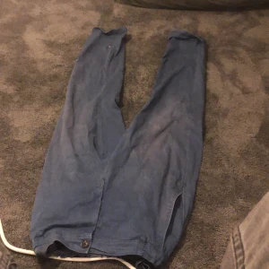 Blå par chinos - Bra skick förutom att den har tvätt fläckar. Säljer för att jag inte använder längre