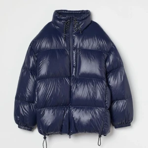 Dunjacka hm premium  - Säljer en mörkblå dunjacka i strl s från hm. Sparsamt använd, fint skick. Oversized ✨