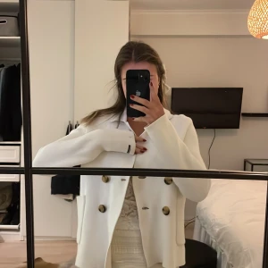 Vit kofta - Säljer denna super söta vita koftan från Boomerang