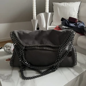 Grå väska - Jättefin väska i fint skick, inte använd knappt