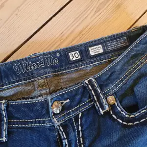 Snygga Miss Me-jeans i bra skick! Stl 30, innerbenslängd ca 73 cm. En strass-nit saknas på högra bakfickan.