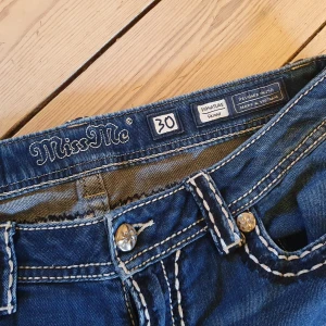 Miss Me jeans stl 30 - Snygga Miss Me-jeans i bra skick! Stl 30, innerbenslängd ca 73 cm. En strass-nit saknas på högra bakfickan.