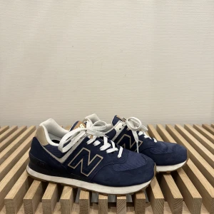 Skor New Balance - Sneakers från New Balance i storlek 37. I väldigt fint skick då de endast är använda några gånger!