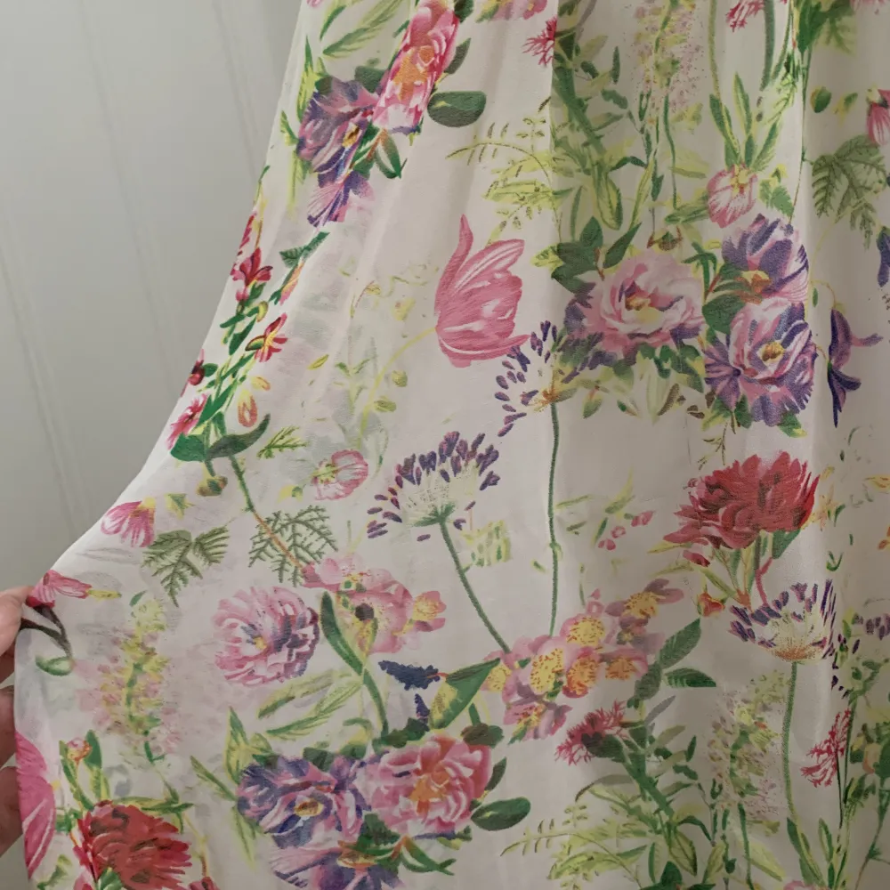 Säljer denna blommiga långklänning. Den är i jättefint skick! Skriv om ni har några frågor💞. Klänningar.