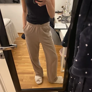 Raka mjukisbyxor - Skitsnygga mjukisbyxor från Amin. De är i nyskick och köpta för 799kr. Långa i benen!!