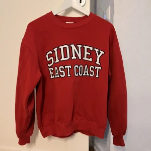 Röd collegetröja  - Supersnygg sweatshirt köpt från pull&bear, använd fåtal gånger 
