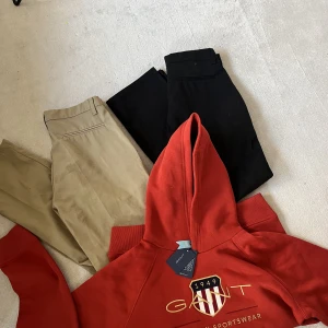 Gant & Grunt klädpaket - Byxor från Grunt och tröja från Gant. Nya och aldrig använda, storlek 160