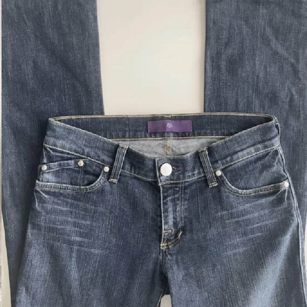 Snygga jeans från victoria beckham 💕💕💕 tror de e uppsydda men annars som nyskick!. Jeans & Byxor.