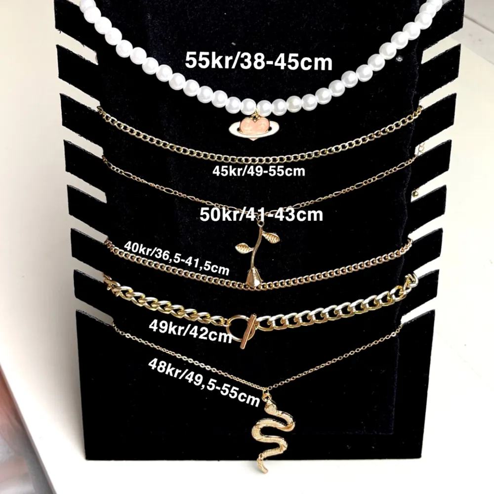 Säljer nu dessa super fina halsbanden! Helt nya, alltså inte använda! Frakt tillkommer 17kr❗️ Priser och längderna ser ni på andra bilden! 😍. Accessoarer.