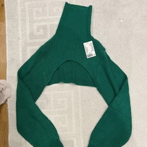 Kroppad stickad topp - INTE MIN BILD!!  Denna fina topp från H&M, liknar den andra bilden. Säljer för den inte kommer till användning:) 