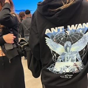 Antwan hoodie - Hejsan💕  Säljer min antwan hoodie i storlek M! Skitsnygg och knappt använd!  Jag e normalt xs/s så den är oversized på mig men passar!