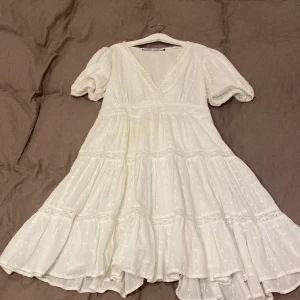 Vit zara klänning  - Några små fläckar man knappt märker  