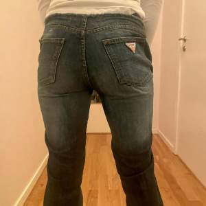Säljer mina älskade Guest jeans pga de är för små passar nån som är 160-170cm lång jätte low Waist med märke där bak de är typ lite straight men bootcut
