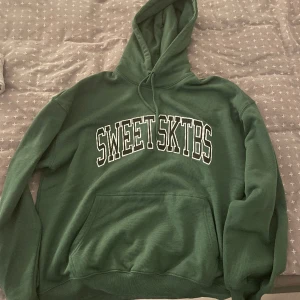 SWEET SKTBS - Säljer en Sweet hoodie i storlek S som är oversized. Använd Max 2 gånger sedan jag köpte den.