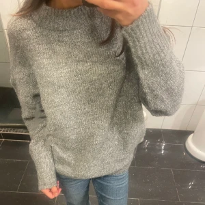Oanvänd stickad tröja - Säljer denna helt oanvända gråa stickade tröjan från Lager 157. Lappen är kvar! ⭐️FRI FRAKT i 7 dagar⭐️
