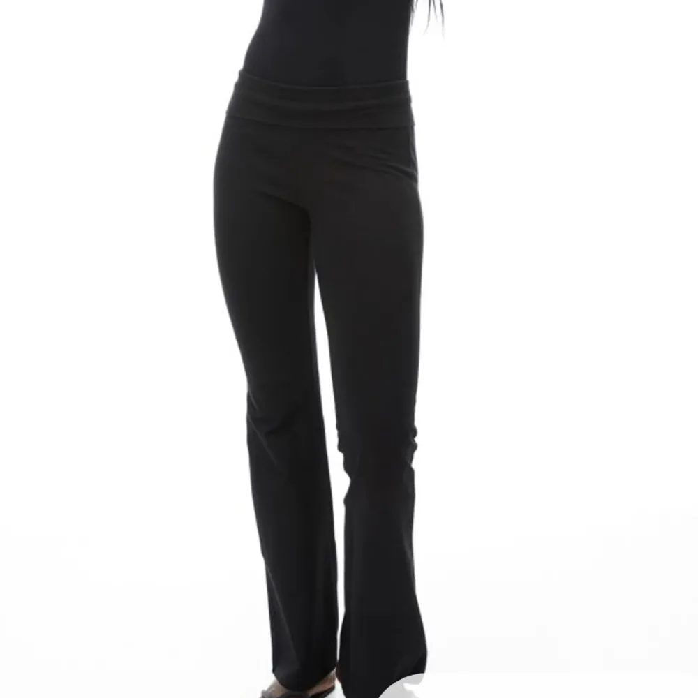 Svarta yoga pants från hm. Storlek L men passar både L och M.. Jeans & Byxor.