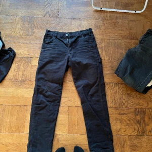 Carpenter byxor Strl 30/32 - Snygga byxor i carpenter stil från Dickies. Storlek 30/32