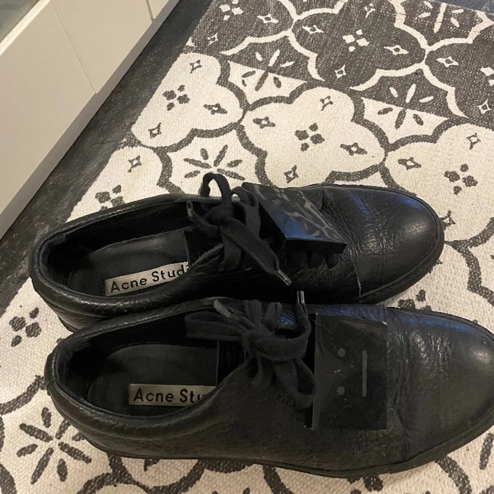 Jätte snygga acne sneakers de är inte tvättade vilket kan göras innan köp såklart! . Skor.