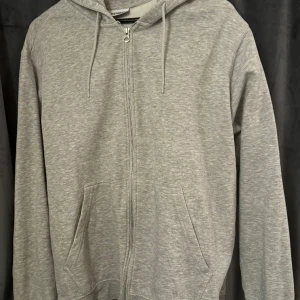 Weekday zip-up hoodie - Använd en del, inga skador eller synlig användning. 