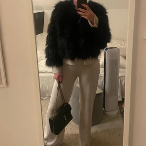Pälsjacka  - Säljer min super trendiga fake pälsjacka från Cherry Koko. Knappt använd därav inga defekter. Storlek M/L men upplevs som en (S). Varm o go nu till vintern ✨💖💖☁️