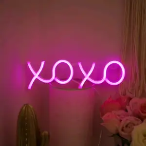 En xoxo ledlampa i rosa färg! Är använd men det är inget som märks🥰