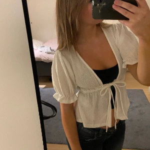 Söt kofta  - Kofta/knytblus som man kan ha över ett linne eller knyta tightare utan något under om man vill. Storleken är XS men passar mig som vanligtvis har S💗 Köpt för något år sedan men aldrig använd