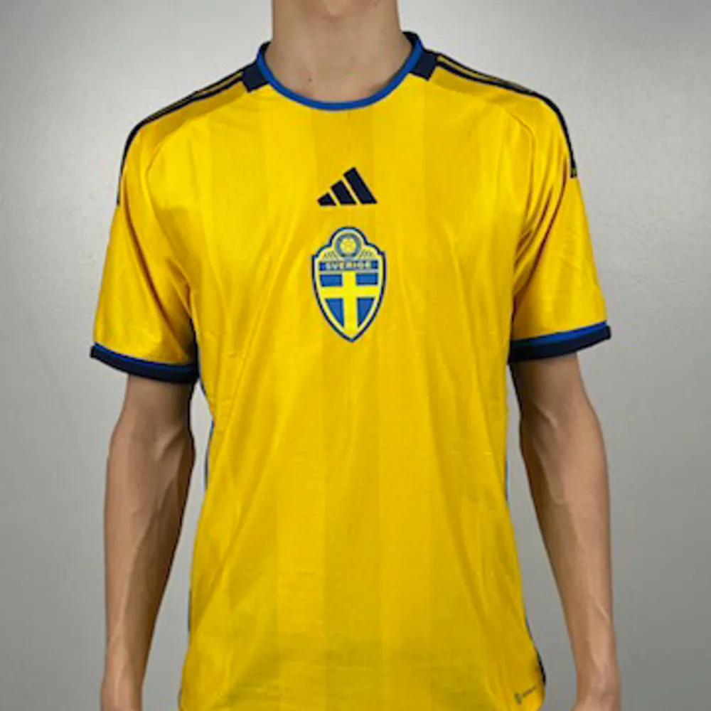 Adidas - Sweden Hemmatröja 2022/23🔥 Stolek M Skick 10/10 Pris: 649kr. T-shirts.