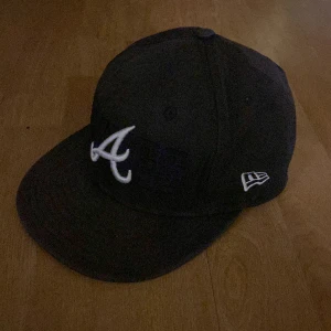 New Era Atlanta keps - Storlek : justerbar. Skick tydligt använd men inga skador 