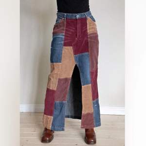 Lång jeanskjol från Only med patchwork och slitningar. Strl M. Midjemått: 70 cm. Fint skick! Se även mina andra annonser, 3 för 2 på allt! 💫
