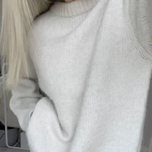 Stickad tröja - Supergosig stickad tröja ifrån Zara!!🤍🧸 (lånade bilder)