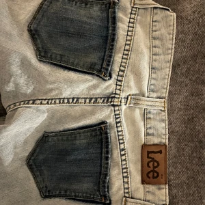 Lågmidjade jeans med coola bakfickor - Säljer dessa helt o använda jeans! Lågmidjade straight. Köpta från denimi uf men bara testade. Mått ser ni på bilden! (I priset ingår ej frakt!)