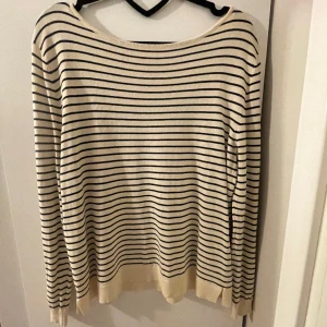 Tröja  - Tröja från zara som är super fin och aldrig använd då jag inte fått tillfällen att använda den😊 skriv vid intresse eller frågor😊(pris kan diskuteras)